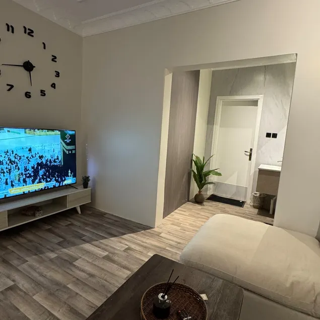 Apartment with a living room, two bedrooms and a kitchen with a different design - Image 1