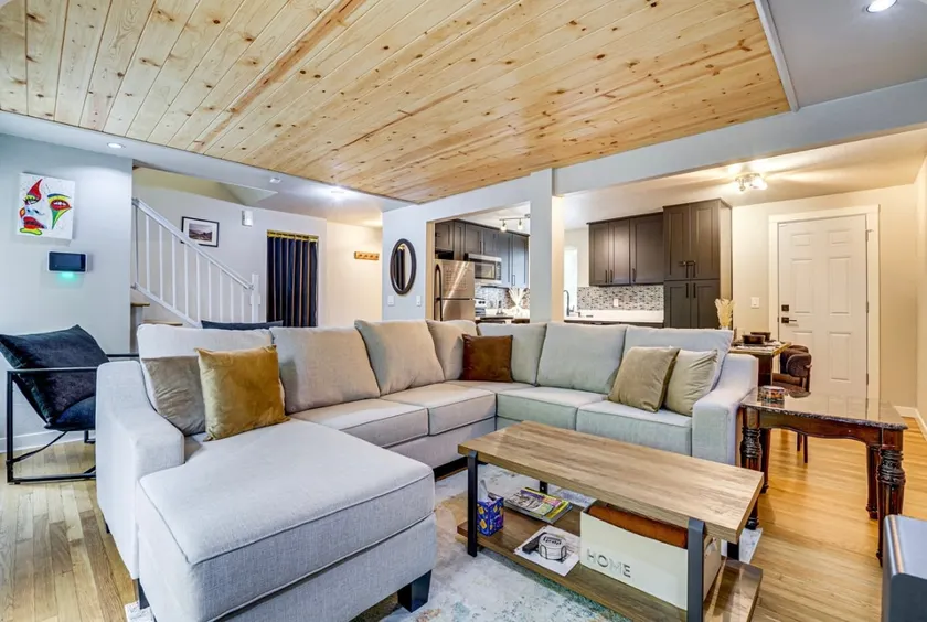 PNW Vibe Townhome: Minutes to Lake & Downtown - Image 1
