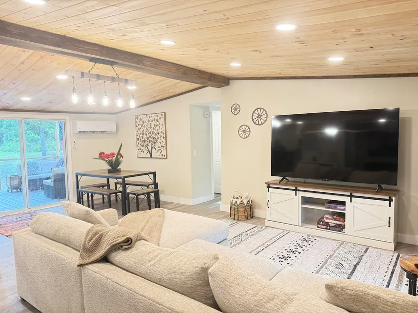 Cozy 3 Bdrm Cottage Retreat by the Springs - Image 1