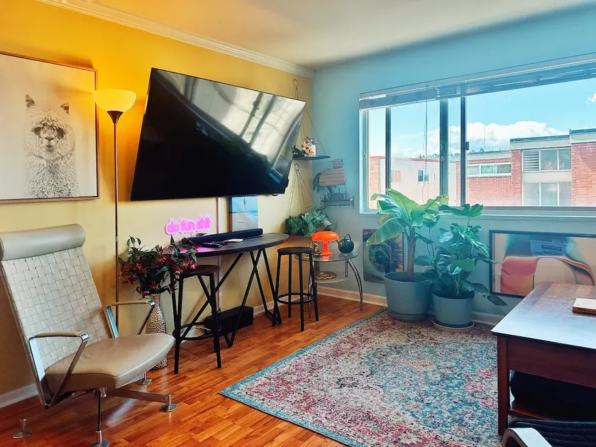 Quirky Artistic Crashpad - w/ parking + AC - Image 1