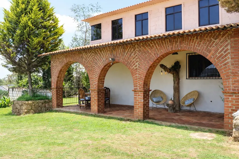 Family House with Private Garden, Fountain, and Grill - Image 1