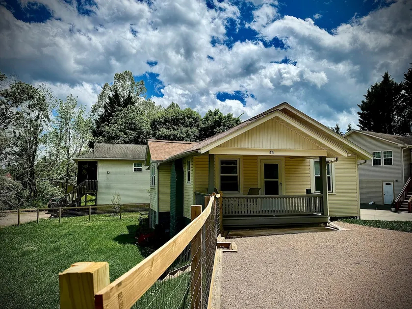 2bed/1bath Large Fenced Yard Close to Everything - Image 1