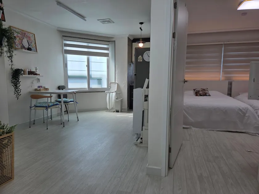 Yeongildae JJ1 House, 30-Second Walk to Ilchul Beach, Yeongildae Space, Located Between Skywalk and NetPL, Pets Allowed - Image 1