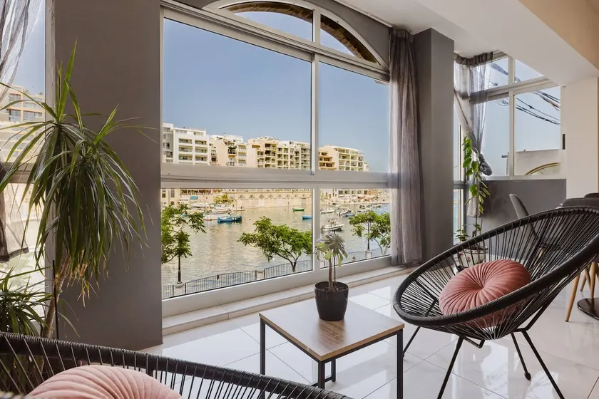 St Julians centre 3BED with views! by Homely - Image 1