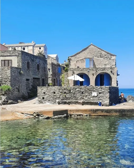 Charming pressoir with rooftop terrace in Le Cap. - Image 1