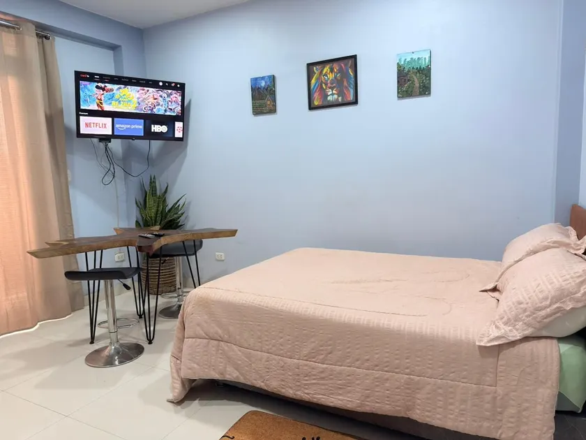 Comfortable and conveniently located room - Image 1