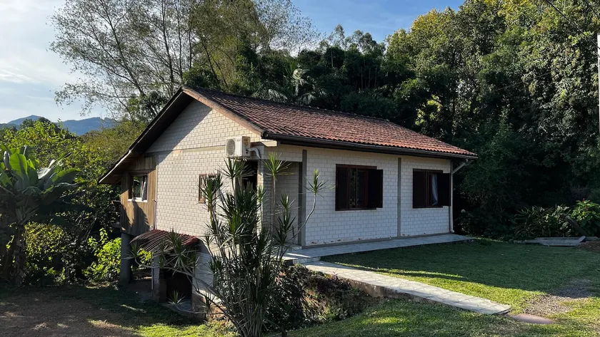 Riverside house - Image 1