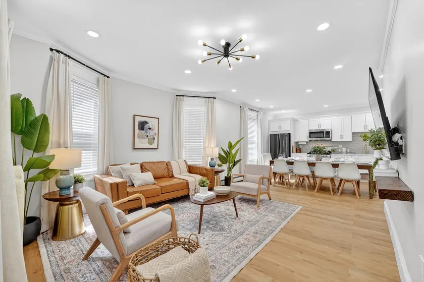 5BR Large townhouse | parking + train - Image 1
