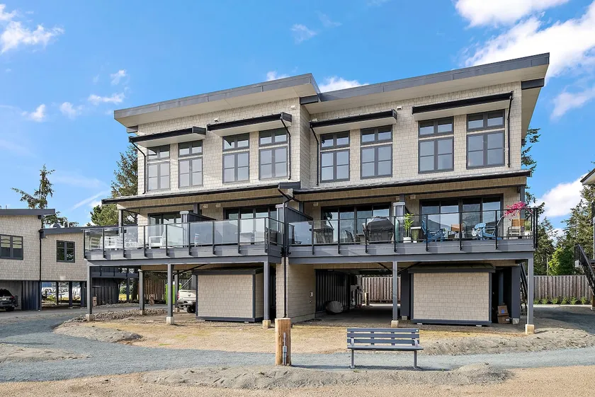 Saratoga Beach House - Modern 1 min walk to beach - Image 1