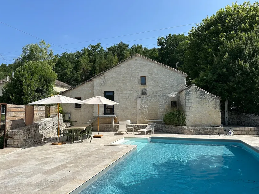 Domaine de Péroline Piscine et jacuzzi - Image 1