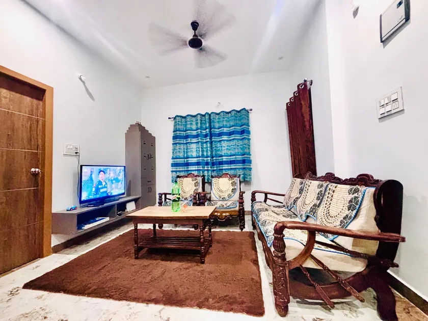CozyNest Retreat, 2BHK, 40” TV, WiFi, Self Checkin - Image 1