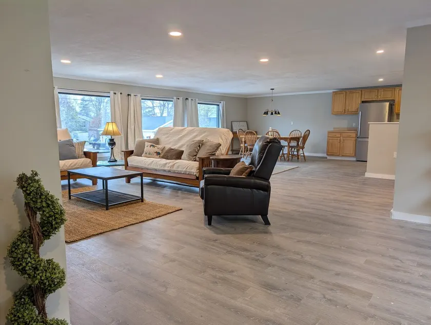 Big Apartment in Shopping Center - Image 1