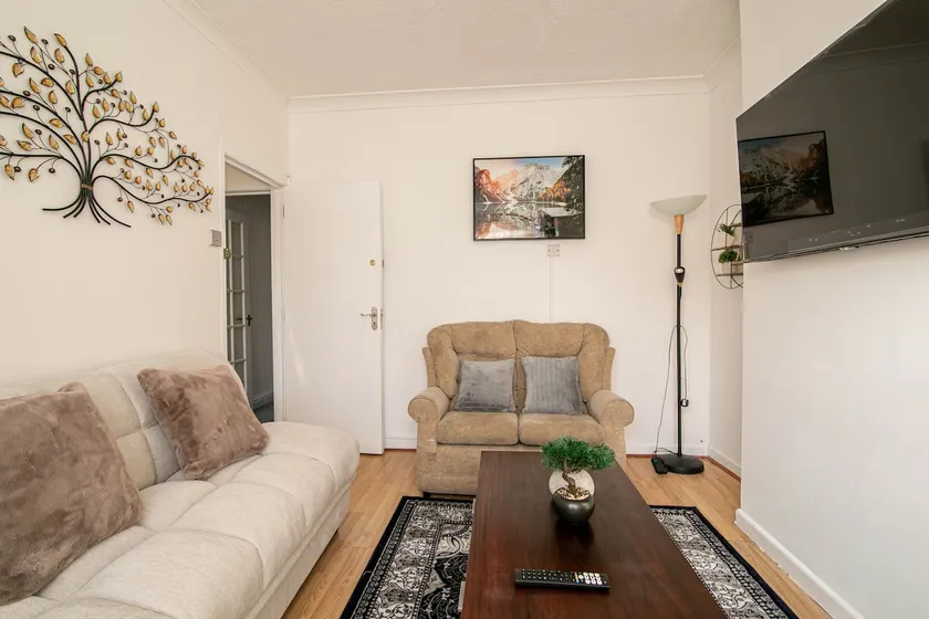 3 Bed Stylish & Spacious Home, Sleep up to 7ppl - Image 1