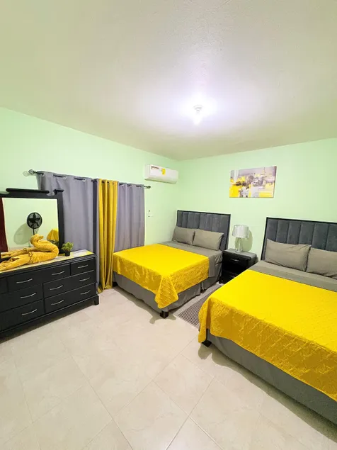 One Bedroom Apt Two Queen Beds - Image 1