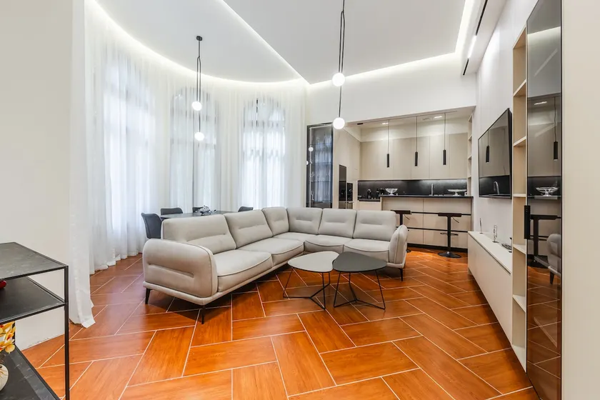 Premium 3BR Villa Stay | Balcony & Parking - Image 1