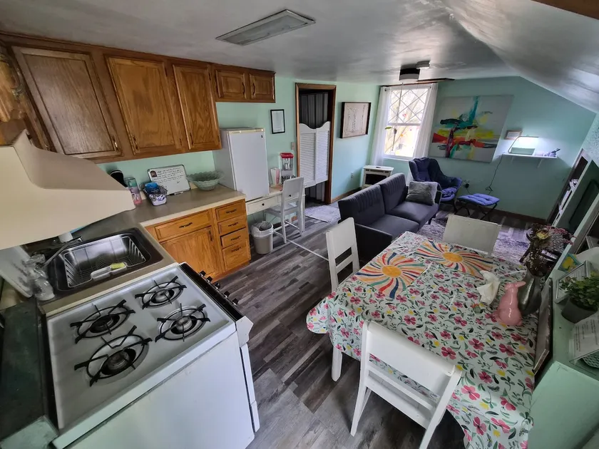 The Poplar One: Private Cottage & Garage - Image 1