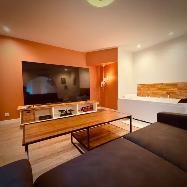 P1 Megarama: AIR CONDITIONING, Jacuzzi, near the train station, ID check! - Image 1