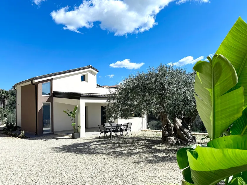 Villa with garden and panoramic view - Image 1
