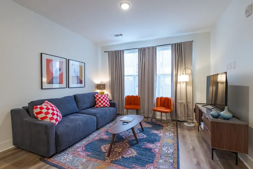 Sunset Verse | Bright & Vibey 1BR | Walk to Broad - Image 1