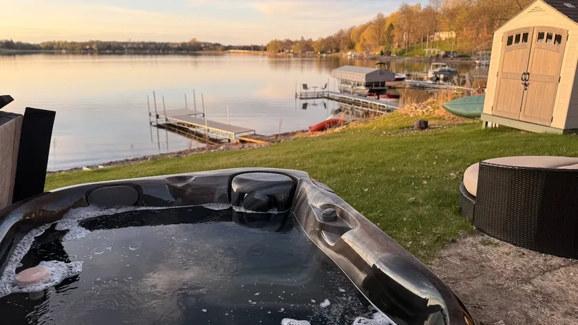 Cozy Lake Escape - Hot tub, Sauna, Fire Pit & More - Image 1