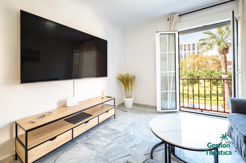 Modern apartment in downtown Huelva with parking - Image 1