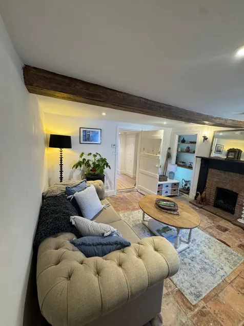 2 bed quaint cottage w/parking - Image 1
