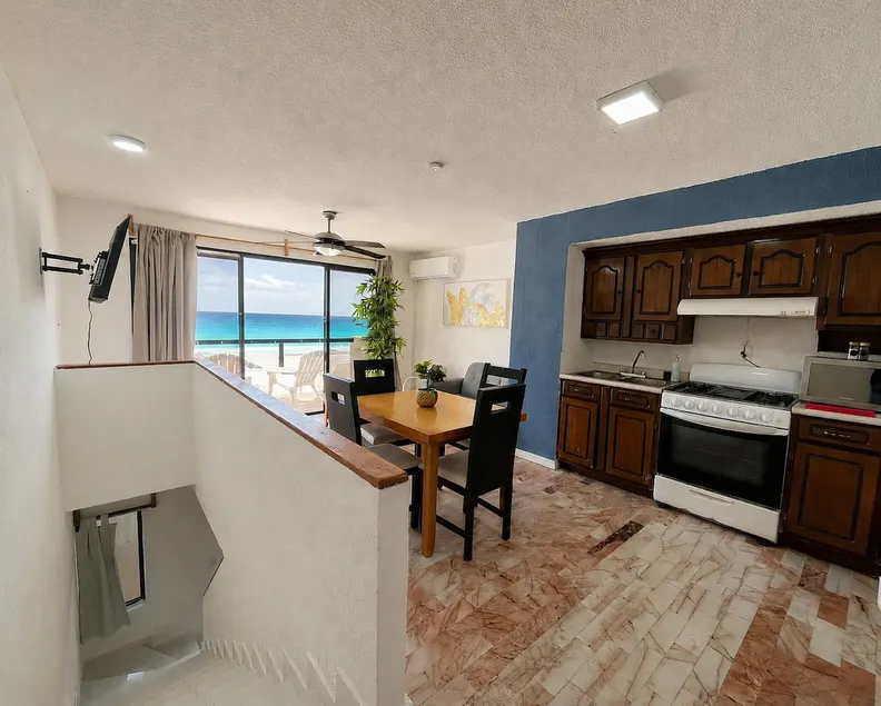Live in the Hotel Zone, Beach Access, 2 rooms 433 - Image 1
