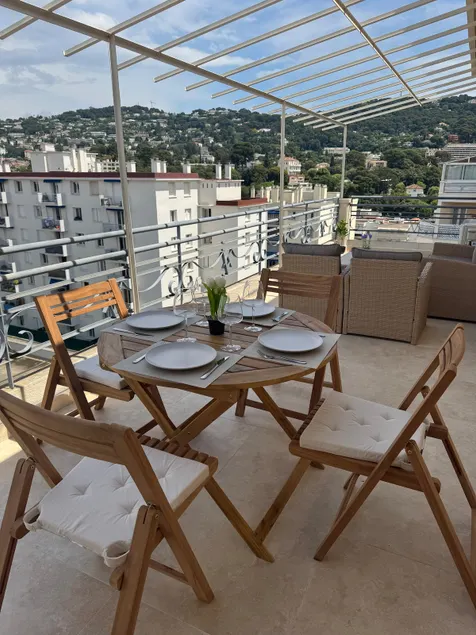 Renovated penthouse with large terrace - Image 1