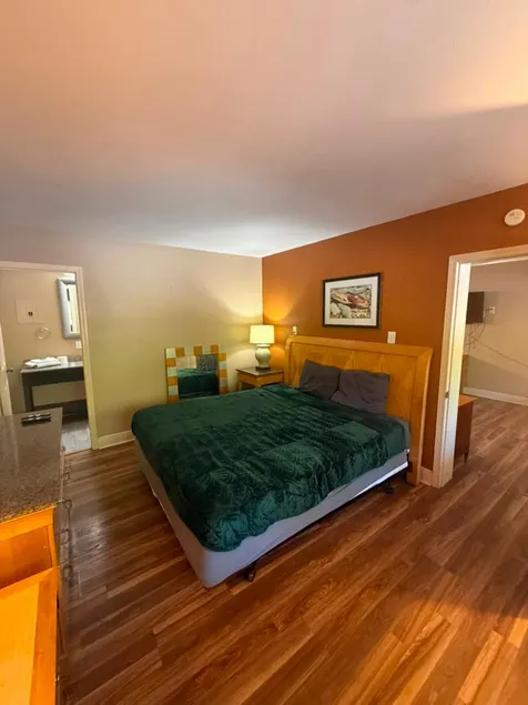 (139) Gated - 1 King Apt w/ Full Kitchen - Image 1