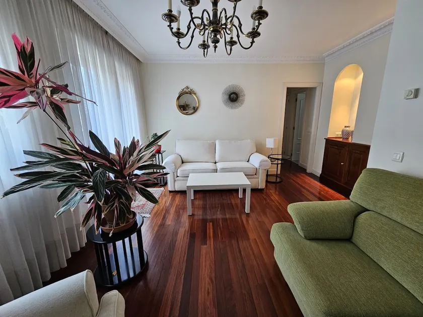 Bright apartment in Parque Etxebarria with parking - Image 1