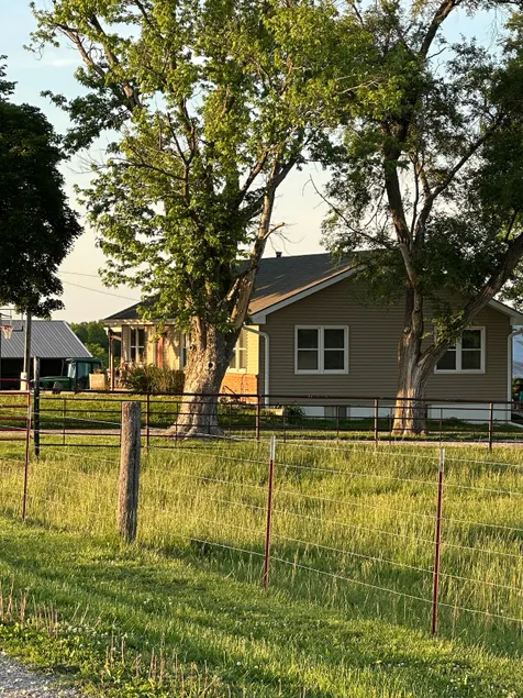 Tranquil home outside Butler, Mo - Image 1