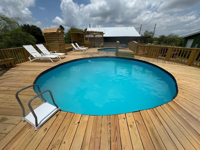 Two pools & sunlit comfort— your oasis awaits! - Image 1