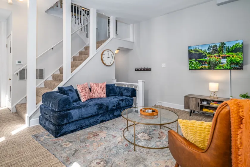 Mt Adams 2BR | Deck Views | King Bed | Sleeps 6 - Image 1