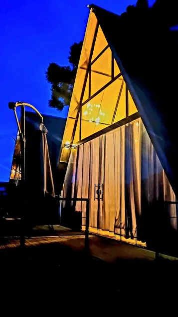 Easy access, Jacuzzi, fireplace and breakfast. - Image 1