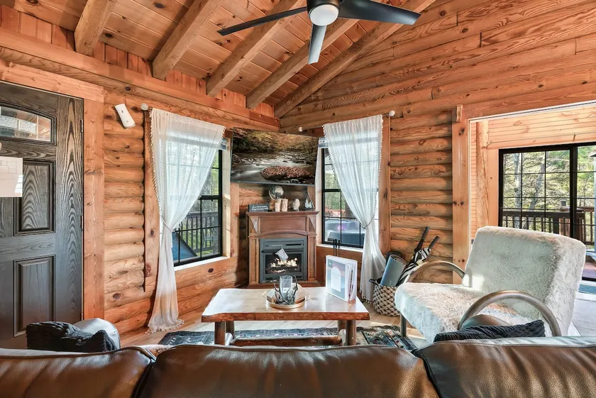 1BR 2BA Cabin Hot Tub, Minutes to Pigeon Forge - Image 1