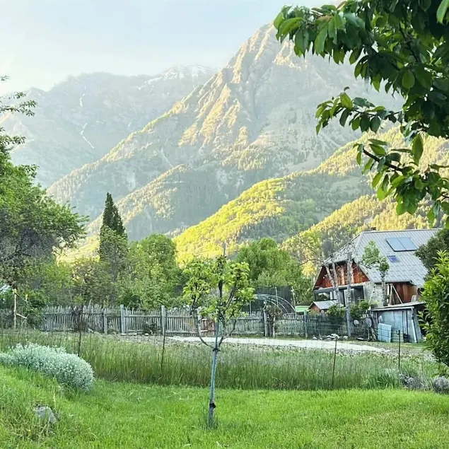 House with garden near the lake with mountain view - Image 1