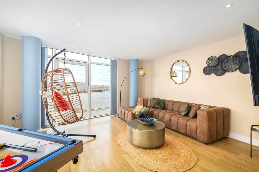 Stunning Thames View 2-Bedroom Apartment 2 Baths & 2 Balconies Sleeps 6 - Image 1
