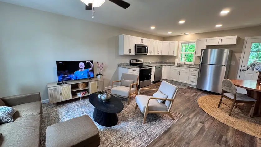 Stylish Townhouse for 8, Walk to Downtown Liberty - Image 1