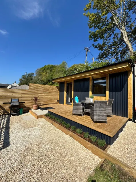 Idyllic stables in peaceful setting - Image 1