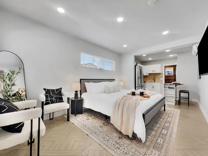 2025 Remodeled King Bed Full Kitchen Washer Dryer - Image 1