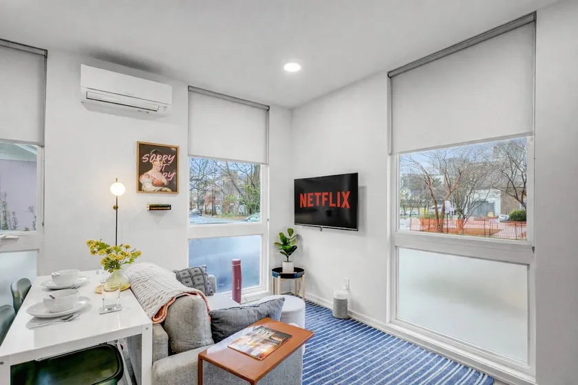 First Level Flat, Walkable, Downtown Vibe, PetsOK - Image 1