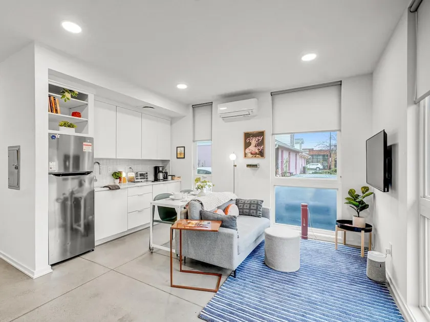 First Level Flat, Walkable, Downtown Vibe, PetsOK - Image 1