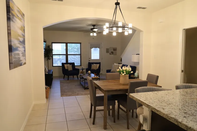 Cozy Townhouse in North Laredo - Image 1