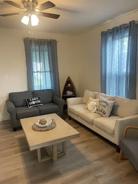 Cozy Cove: Family Lake Getaway - Image 1