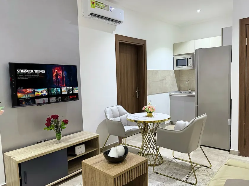 Cozy & Modern Stays - Image 1