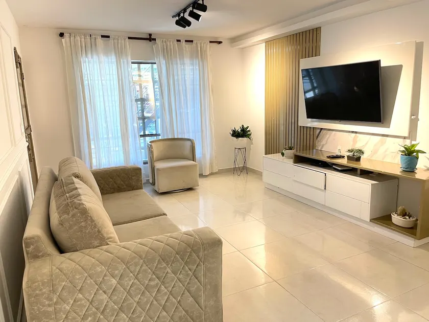 Luxurious East-Facing Apartment with Air Conditioning - Image 1