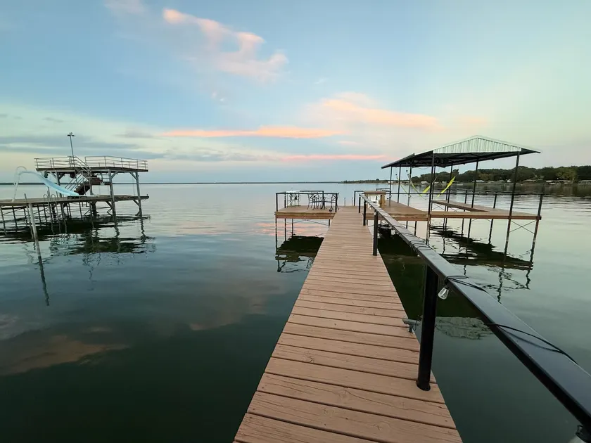 Lakefront Oasis: Private Dock, Sunroom+Deck, Games - Image 1