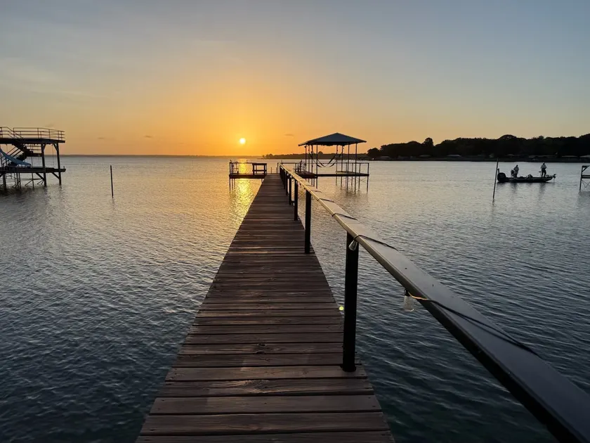 Lakefront Oasis: Private Dock, Sunroom+Deck, Games - Image 1