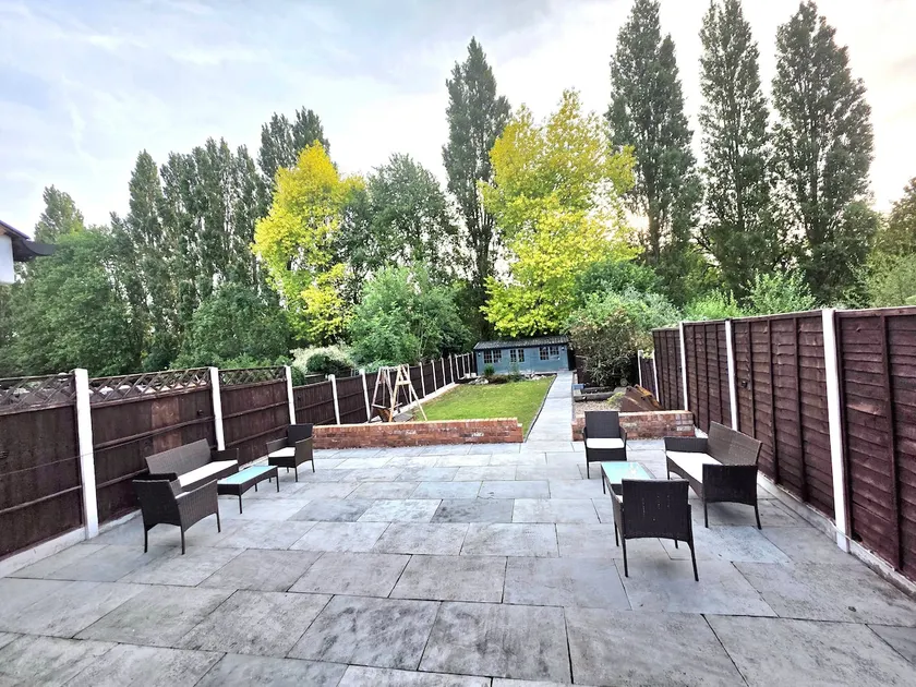 Stunning property with Summer house - Image 1