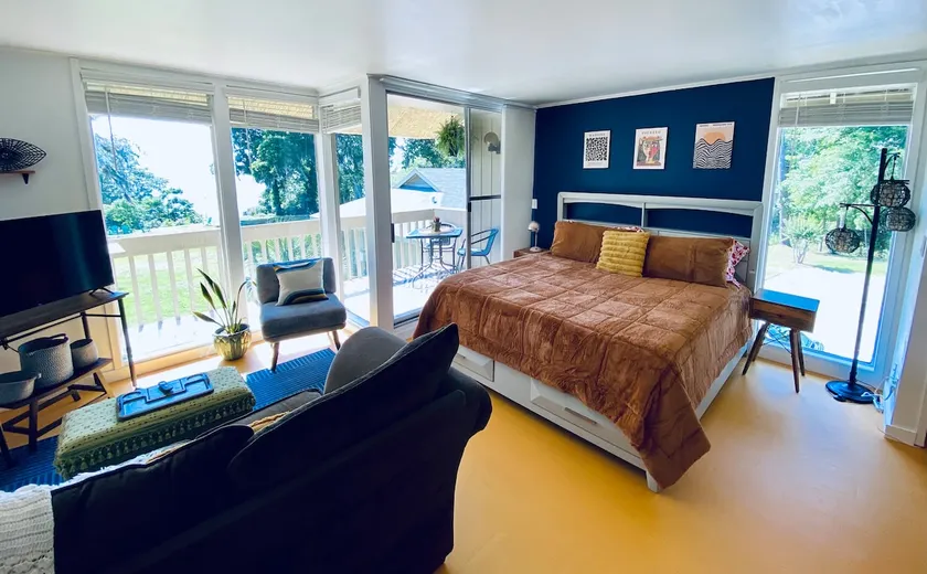 Color Me Crazy Studio Bay View! - Image 1